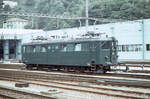 Ae 4/6 10801-10812: Lok 10805 von der anderen Seite in Bellinzona, 23.Juli 1975. Aus dem fahrenden Zug aufgenommen.  