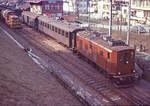 Schwere Altbauwagen der BLS: 1911/12 beschaffte die BLS 32 Wagen für den internationalen Verkehr mit Seitengang (20 AB4 und 12 C4) und 1914 für den innerschweizerischen Verkehr 9 C4 mit Mittelgang. Sie hatten Holzkasten mit Metallverkleidung. Ende 1940er/Anfang 1950er Jahre wurden 25 Seitengangwagen nach Umbau zu Mittelgangwagen. Einige dieser alten Wagen waren in den 1960er Jahren noch vorhanden. Im Bild steht Ce 4/4 311 mit einem Güterzug in Wabern, an erster Stelle ein alter BLS-Vierachser, möglicherweise B 885; ich vermute, er hat noch Holzkasten mit Metallverkleidung. Wabern, 8.März 1967. (Links noch die alte Gaswerkbahn Bern)        
