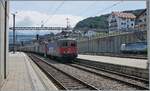 Ein Güterzug mit einer  Re 10/10  bestehend aus der Re 4/4 44-4 und re 620 12-5 fährt von Brig kommend durch den Bahnhof von Spiez. 

8. Aug. 2024

