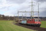 RE 4/4 283-4 von SBB Cargo fährt mit 3 Güterwagen Richtung Rotkreuz durch Hendschiken am 13.März.2025  