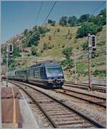 Die BLS Re 465 008-1 fährt mit dem EC  Monte-Verdi  in Ausserberg durch. Der EC Monte-Verdi bestand aus dem Zugteil aus Genève und einem aus Bern, welche in Birg vereinigt wurden und dann nach Venezia SL fuhren. 
Heute wird die Leistung ab Genève von einem ETR 610 erbracht, ab Bern muss in Brig umgestiegen werden. 

Analogbild vom Juni 1996