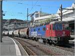 Die SBB Re 6/6 11671 (Re 620 071-1) Othmarsingen  wartet mit dem  Spagetti  Zug in Lausanne auf die Weiterfahrt in Richtung Domodossola. 

30. April 2025