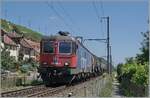 Die SBB Re 6/6 11658 Re 620 058-8)  Auvernier  ist mit einem Ölzug auf dem letzten kurzen Einspurabschnitt der Strecken Biel/Bienen - Lausanne bei Ligerz unterwegs. 

11. Juli 2025