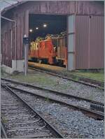 Leider nur in schlechter Handy Qualität: ein Blick ins Dépôt auf die beiden CEV He 2/2 Nr. 1 und 2. 

Die Aufnahme entstand in Blonay.

23. April 2025