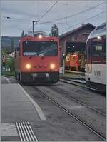 Leider nur in schlechter Handy Qualität: Während im Morgengrauen im linken Bildteil die MOB HGem 2/2 2501 (ex MVR) rangiert, sind in Dépôt die beiden CEV He 2/2 Nr. 1 und 2 zu erkennen. Die Aufnahme entstand in Blonay.

23. April 2025