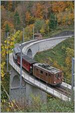 La DER de la Saison / Das Saison Ende der Blonay Chamby Bahn 2025 - Seit einigen Jahren zeigt die Blonay Chamby Bahn zum Saison Ende mit einem verdichteten Fahrplan noch einmal ihre herrlichen Fahrzeuge im Einsatz: Trotz des eher  schwierigen  Wetters konnte ich es mir nicht verkneifen, doch noch beim neu restaurierten Viadukt ein paar Herbstbilder zum Saisonabschluss zu machen. Die BOB HGe 3/3 29 der Blonay - Chamby Bahn ist mit ihrem Personenzug 2962 auf der Fahrt von Chaulin nach Blonay und fährt über den Baye de Clarens Viadukt.
 26. Oktober 2025