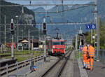 In Meiringen fährt HGe 101 965 nach Interlaken ab. Juli 2024.