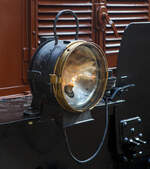 Ein der beiden unteren Lampen von dem SBB Gotthard Krokodil Be 6/8 II 13253) der SBB Historic am 02 August 2019 im Bahnhof Göschenen.