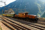 Das SBB Gotthard Krokodil Ce 6/8 II 14253 (eigentlich Be 6/8 II 13253) der SBB Historic am 02.08.2019 mit einem Sonderzug bei einer Scheinanfahrt im Bahnhof Göschenen. Leider hier etwas im Gegenlicht.