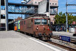 Die BLS Re 4/4 - 195 / Re 425 195-5  Unterseen  (91 85 4425 195-5 CH-BLS) hat am 11 September 2023 den BLS NPZ - RBDe 565 729 in den Bahnhof Spiez rangiert. 

Die Lok ist die letzte der Baureihe und wurde 1983 bei SLM unter der Fabriknummer 5227 gebaut, die elektrische Ausrüstung ist von BBC.

Die Loks wurde als Universallokomotive mit guter Bergleistung beschafft, um die Züge mit höheren Geschwindigkeiten befördern zu können und um die Lokomotiven der Gründungsjahre abzulösen. Die Dauerleitung der Koks beträgt 4.980 kW (6.770 PS).

Die Re 4/4 ist eine Neuentwicklung der BLS und SLM aufgebaut auf die Ae 4/4, der ersten laufachslosen Hochleistungslokomotive der Welt. Das ist an der Kastenform eindeutig zu erkennen, die Einstiege an der Lokfront wurde von der Ae 4/4 übernommen. Das Fahrgestell ist ähnlich demjenigen der SBB Re 4/4 II. Doch schon da hören die Gemeinsamkeiten zu dieser auch sehr erfolgreichen Baureihe auf. So wird die Kraft mit einer anders konstruierten Tiefzuganlenkung und Seilzug auf die Schienen gebracht. Statt Sandereinrichtungen besitzt die Lok Schienendüsen. Bei vielen Versuchen mit z. T. ausländischen Lokomotiven stellt die Re 4/4 noch heute ihre enorme Leistungsfähigkeit am Berg unter Beweis. Einen 630-Tonnen-Zug kann die Lok auf einer 26-‰-Steigung mit 80 km/h befördern.

TECHNISCHE DATEN der Re 4/4 174 bis 195:
Spurweite: 1.435 mm (Normalspur)
Achsformel: Bo’Bo’
Länge über Puffer:  15.470 (15.100 mm Lok 161 bis 173)
Drehzapfenabstand: 7.900 mm
Achsabstand im Drehgestell: 2.800 mm
Treibraddurchmesser: 1.250 mm
Höhe: 4.500 mm
Breite: 2.950 mm
Dienstgewicht:  80 t
Höchstgeschwindigkeit: 140 km/h
Dauerleistung:  4.980 kW (6.770 PS)
Anfahrzugkraft:  320 kN
Dauerzugkraft: 236 kN
Anzahl Fahrmotoren: 4
Übersetzungsverhältnis: 1 : 3,346
Stromsystem:  Wechselstrom 15 kV 16,7 Hz