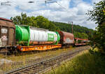 Vierachsiger Containertragwagen 33 85 4505 278-3 CH-WASCO der Gattung Sgmmns 54‘, für den Transport von intermodalen Ladeeinheiten und des Wascosa flex freight system (Wechselaufbauten), der Wascosa AG am 11 Juli 2025 im Zugverbund bei einer Zugdurchfahrt in Rudersdorf (Kreis Siegen). Der Wagen ist beladen, mit einem vom belgischen Hersteller Van Holl gebauten, 52 ft Tankcontainer der BASF, der hier laut Gefahrguttafel 83/2734 mit Amine oder Polyamine befüllt ist. Die Kombination des Wagens mit 45‘ oder 52‘ Tankcontainern kann Kesselwagenersetzen und ermöglicht eine unabhängige Instandhaltung beider Komponenten.

Gebaut wurde der Wagen vom slowakischen Güterwagenhersteller Tatravagónka in Poprad.

TECHNISCHE DATEN (Wagen):
Spurweite: 1.435 mm (Normalspur)
Länge über Puffer: 17.800 mm
Drehzapfenabstand: 11.920 mm
Radsatzstand in den Drehgestellen: 1.800 mm
Ladelänge: 16.470 mm
Höhe der Ladeebene für Container über S.O.: 1.105 mm
Drehgestell: Y25 Lsi(f)-C-K
Raddurchmesser: 920 mm (neu) / 860 mm (abgenutzt
Eigengewicht: 16.500 kg
Max. Zuladung bei Lastgrenze S: 73,5 t (ab Streckenklasse D)
Max. Geschwindigkeit: 100 km/h (leer 120 km/h)
Max. Radsatzlast: 22,5 t
Druckluftbremse: Knorr KE-GP-A (K)
Bremssohle: C 810
Handbremse: Ja
Kleinster bef. Gleisbogenradius: 150 m (im Zugverband) / 75 m der Einzelwagen
Intern. Verwendungsfähigkeit: TEN GE

Der Tankcontainer:
Der 52-Fuß-Tankcontainer mit 75 Tonnen zulässigem Gewicht (bei einem Eigengewicht von 8.200 kg) und 73.500 Liter Inhalt, hat die doppelte Ladekapazität wie ein heute üblicher Tankcontainer und eine vergleichbare Kapazität wie ein Chemiekesselwagen. Der neue, bahnoptimierte Tankcontainer hat die gleiche Technik wie die bisher üblichen 20 bis 30 Fuß messenden Tankcontainer. Die 52 Fuß-Tankcontainer können zum Bahntransport, Binnenschiffstransport und, im leeren Zustand, auch zum Straßentransport eingesetzt werden. Darüber hinaus sind sie zur Lagerung in Containerlagern zugelassen. Ausgestattet sind sie außerdem mit moderner Isoliertechnik sowie Heizvorrichtungen. Der 52 Fuß-Tankcontainer verfügt im Vergleich zum Bahnkesselwagen über ein höheres Ladegewicht im Verhältnis zum Eigengewicht. Dank der Möglichkeit, vom Bahnwagen abgenommen werden zu können, und der Stapelbarkeit benutzt der Tankcontainer deutlich weniger Infrastruktur und ist flexibler beim Be- und Entladen.

Entwickelt wurden die 45 und 52 Fuß Tankcontainer für den Bahnverkehr von Van Hool und BASF gemeinsam. Der erste Prototyp wurde 2015 geliefert.