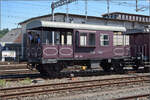 150 Jahre Emmentalbahn.

Der Gterzugbegeleitwagen 'Sputnik' Db 952 der BLS wurde zu einem Personenwagen mit offener Plattform umgebaut: SR 805 heisst nun 'Bistro Stbli'. Von hier aus wird der Sonderzug mit E 3/3 853 der Jura-Simplon und Ed 3/3 3 'Langnau' der Emmentalbahn in die Abstellgruppe des Bahnhofs Burgdorf dirigiert. Mai 2025.