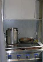 Kstliches wird hinter den Kulissen (Vorhang links) zubereitet: Blick in sie sehr kleine Kche des Churchills-Pfeils 
(21. August 2009)