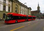 (277'506) - Bernmobil, Bern - Nr. 52 - Hess/Hess Doppelgelenktrolleybus am 4. Juli 2025 beim Bahnhof Bern
