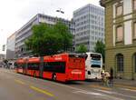 (277'512) - Bernmobil, Bern - Nr. 54 - Hess/Hess Doppelgelenktrolleybus am 4. Juli 2025 beim Bahnhof Bern