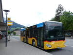 (275'730) - PostAuto Bern - BE 657'480/PID 11'017 - Mercedes am 21. Mai 2025 beim Bahnhof Frutigen
