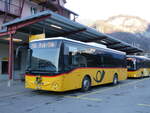 (272'612) - Flck, Brienz - Nr. 27/BE 868'727/PID 11'669 - Iveco am 2. Mrz 2025 in Meiringen, Postautostation