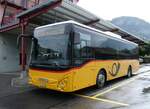 (276'739) - Flck, Brienz - Nr. 27/BE 868'727/PID 11'669 - Iveco am 15. Juni 2025 in Meiringen, Postautostation