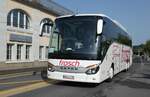 (278'806) - Aus Deutschland: Frosch, Hassfurt - HAS-FI 70 - Setra am 13. August 2025 beim Bahnhof Spiez