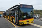 (281'567) - PostAuto Bern - BE 871'367/PID 12'282 - eSolaris am 16. Oktober 2025 beim BAhnhof Spiez