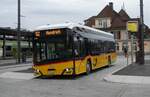 (283'229) - PostAuto Bern - BE 537'980/PID 12'350 - eSolaris am 16. Dezember 2025 beim Bahnhof Spiez