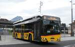 (283'236) - PostAuto Bern - BE 862'367/PID 12'281 - eSolaris am 16. Dezember 2025 beim Bahnhof Spiez