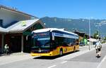 (279'365) - PostAuto Bern - BE 610'539/PID 12'128 - eMercedes am 25. August 2025 beim Bahnhof Wilderswil