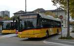 (281'272) - CarPostal Ouest - VD 172'736/PID 5068 - Solaris (ex PostAuto Bern) am 11. Oktober 2025 beim Bahnhof Yverdon