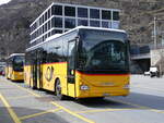 (272'811) - PostAuto Wallis - VS 445'911/PID 10'521 - Iveco am 11. Mrz 2025 beim Bahnhof Brig