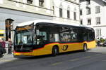 (281'780) - PostAuto Wallis - VS 565'812/PID 12'010 - eMercedes am 24. Oktober 2025 beim Bahnhof Brig