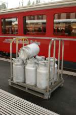 Was im Westen der Schweiz fast nur noch bei Museumsbahnen zu sehen ist, gehrt im Osten der Schweiz noch zum Alltag: Milchkannentransort bei der RhB.
2. Mrz 2009