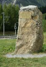 Bei der Fahrt ber die grandiosen Gebirgsbahnen wird oft vergessen, unter welchen Strapazen die Arbeiter die Tunnels und Brcken bauten und es dabei auch immer wieder zu tdlichen Unfllen kam. 
Nicht weit der hier vorbei fahrenden Zgen erinnert dieser Gedenkstein in Preda an die Opfer des Albulatunnel. 
(Sept. 2009)