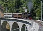 Noch einmal die SEG G 2x2/2 105 der Blonay Chamby Bahn mit ihrem Dampfzug auf dem Weg von Blonay nach Chamby auf dem frisch sanierten Baye de Clarens Viaduktes, hier jedoch zeigt das Bild nur den  schöneren Teil  des Viaduktes. 

18. Mai 2025