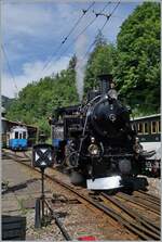 Die BFD HG 3/4 N° 3 ist mit ihrem Zug in Chauln angekommen und dampft nun zur Lokbehandlung.

1. Juni 2025 