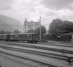 Schwere Altbauwagen der BLS: Wagen B 863, vermutlich ein alter Mittelgang-Inlandwagen von 1914. Interlaken West, 20. Juni 1965  
