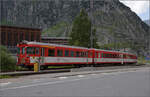 Steuerwagen ABt 4193 der MGB an der Spitze zweier Wagengarnituren auf dem Abstellgleis. Der Wagen wurde 1971 von der SIG im Design der Deh 4/4 I an die FO geliefert. Fr 53 Jahre sieht er noch beraus frisch aus, wie auch die anderen abgestellten Wagen. Andermatt, Juli 2024.