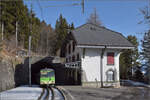 Nur Bt 352 darf nach draussen, im Tunnel Bt 351 und BDeh 4/4 313. Das Empfangsgeb�ude ist �berdimensional und hat den wesentlichen Zweck verloren, denn das Grandhotel ist mittlerweile ein Internat. Leysin Grandhotel, Janaur 2026.