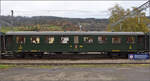 Der schwerer Stahlwagen B4 3933 in genieteter Bauweise im Bahnhof Travers. Oktober 2025.