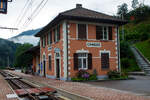 Der Schweizer Grenzbahnhof Camedo der FART - Ferrovie autolinee regionali ticinesi hier am 02 August 2019.

Camedo ist ein Ort der Gemeinde Centovalli im Kanton Tessin in der Schweiz. Der Bahnhof ist der letzte auf der Schweizer Seite bei km 13,06 der Centovalli-Bahn, bzw. der von der FART (Ferrovie autolinee regionali ticinesi) als Centovalli-Bahn betrieben wird, 600 m weiter ist die schweizerisch-italienische Grenze. Der nächste Bahnhof ist Ribellasca, der von der italienischen SSIF (Società subalpina di imprese ferroviarie) betrieben wird und ab hier beginnt dann die Valle Vigezzo bis Domodossola.

Ausgehend von Bahnhof Locarno (km 0,0) führt die Bahnlinie unterirdisch bis zum Haltepunkt Solduno San Martino, wo die Tunnelstrecke endet. In Ponte Brolla verlässt die Trasse das Maggiatal und durchquert in westlicher Richtung das Pedemonte bis nach Intragna. Hier beginnt das eigentliche Centovalli, das bis zur Grenze nach Italien bei Camedo so genannt wird, gleichzeitig beginnt hier der stärkere Anstieg der Strecke. Nach der Grenze durchfährt die Bahn das Valle Vigezzo mit den größeren Orten Re, Malesco und Santa Maria Maggiore, wo mit 836 m der höchste Punkt erreicht wird. 

Es folgt ein zunächst sanfter, dann immer steilerer Abstieg entlang der südlichen Talflanke bis zur Station Trontano. Zwischen Trontano und Masera im Tal des Toce erreicht die Strecke das maximale Gefälle von 60 Promille und die kleinsten Kurvenradien mit 50 m. Nach kurzer Querung des Tocetals wird die unterirdische Endstation unter dem Bahnhof Domodossola erreicht.
