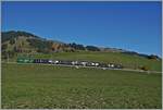 In weiten Kurven gewinnt das Trasse der MOB zwischen Gstaad und Schönried die nötige Höhe. Im Bild der GoldenPass Express (GPX) PE 4068 von Montreux nach Interlaken Ost mit der Ge 4/4 8004 'Swisstainable' an der Spitze, die in Zweisimm ...