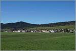 Schon fast ein Zugsuchbild: der Blick gleitet über das weite Jura Hochtal nach La Sagne. Dort ist ein TransN cmn ABe 4/8 auf der Fahrt als R22 zu erkennen. 

28. Okt. 2024  