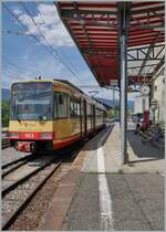 Der Travys OC Be 4/8 N° 3 (94800 450 003-9 D-TVYS) wartet in Orbe auf die Rückfahrt als R11 26845. Lange werden die als  Übergangslösung  aus Karlsruhe angeschafften Triebwagen nicht mehr zwischen Orbe und Chavornay fahren. Schon jetzt sind werden etliche Kurse durch Busse geführt und ende Fahrplanperiode 2025 endet der Gleichstrombetriebe der OC. Dann wird die Strecke auf Gleichstrom umgestellt und umgebaut, damit von Lausanne her die Züge bis Orbe fahren können, indem sie in Chavornay geflügelt werden. Durch diese Umbau Arbeiten bleibt die Strecke für ein Jahr ohne Schienen Personenverkehr. 

5. Juli 2025