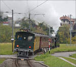 Das letzte Mal daheim in Schwarzenburg.

BSB Ed 3/4 51 auf ihrer Heimstrecke, bevor sie wegen ETCS ein Hausverbot bekommt. Hier bei der Einfahrt in den Bahnhof Schwarzenburg der Blick auf die wenigen PS Schubhilfe, den Rangiertraktor Te 2/2 155 der EBT. Oktober 2025.