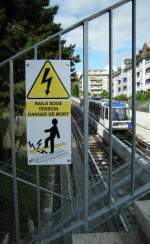 Obwohl nur einsprachig beschriftet, zeigt die Warntafel bildlich ganz genau, wie lebensgefhrlich Starkstrom sein kann.
M2 in Lausanne am 4. Oktober 2008