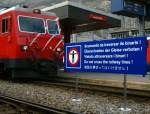 Auf romanisch, deutsch, italienisch, englisch und japanisch (aber nicht auf franzsisch) steht eindeutig, was zu unterlassen ist. 
Ich glaube, es gibt in der Schweiz kein einzige solches Verbotsschild, das allen vier Landessprachen das berschreiten der Geleise verbietet. 
Andermatt, im Oktober 2008 