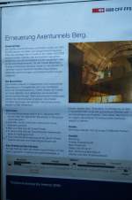 Bau- und Renovationsprojekte werden den Bahnbenutzern heute offen und erklrend auf Plakaten vermittelt. Hier als Beispiel die Erneuerung der Axentunnels zwischen Flelen und Brunnen
(15.4.2009)