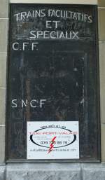 Als es noch keine Computer gab, wurden auf vielen Bahnhfen auf solchen Wandtafeln das Verkehren von Fakultativen- oder Extrazgen angezeigt. 
Diese Bild entstand in Bouveret, dem ehmaligen (und vielleicht zuknfigen) Grenzbahnhof der Strecke Tonkin Strecke St-Maurice - Evian
(Aug. 2009)