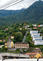 Blick vom Bahnhof Bellinzona auf einen privaten Heutschi-Schrgaufzug am 02 August 2019.

Die Firma Heutschi SA (AG) in Bironico (im Tessin) der Spezialist fr Schrgaufzge im Tessin und baute auch bisher die meisten Schrgaufzge im Tessin. Als einzige Firma im Tessin baut die Heutschi SA ihre Schrgaufzge selber. Alle anderen Firmen im Tessin beziehen die Lifte oft aus Italien.

Die Firma Heutschi hat bisher im Tessin ber 50 Schrgaufzge mit Personentransport produziert, welche teilweise seit vielen Jahren zuverlssig als private Standseilbahnen unterwegs sind. Mit dabei sind extrem steile Anlagen, Schrgaufzge mit Steigungsnderungen und automatischem Niveauausgleich und auch sehr lange Schrgaufzge. Zustzlich baute Heutschi dutzende Material-Schrgaufzge fr den tglichen Einsatz.

Die Firma Heutschi SA ist mit dem Firmensitz im Tessin sehr nahe beim Kunden - mit einem schnellen und kurzen Anfahrtsweg. Heutschi baut aber Schrgaufzge in der ganzen Schweiz uns ist ber 40 Jahren auf dem Markt.

Solche privaten Standseilbahnen mit einer Aluminium-Kabine haben eine Nutzlast von 4 Personen oder 320 kg. Sie bentigen keinen Maschinenraum. 
