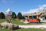 Das Riffelalp-Tram: Nachdem die Gornergratbahn (GGB) 1898 den Betrieb aufgenommen hatte, wurde 1899 ein Tram von der GGB-Station Riffelalp zum neuen Hotel Riffelalp erstellt; 800mm Spur, 2-polige Oberleitung, 550V Drehstrom. 1961 brannte das Hotel vollstndig aus (die Feuerwehr musste ber die GGB und einen lngeren Waldweg heranrcken); das Tram wurde dann stillgelegt. Auf 2001 wurde das Hotel Riffelalp neu erbaut und die alte Tramlinie von der GGB-Station zum Hotel wieder hergestellt. Jetzt ist diese etwa 676 Meter lang; wiederum mit 800 mm Spur. Es wurden zwei batteriebetriebene kleine Tramwagen und ein Transport-Anhnger neu erbaut. Im Bild steht Wagen 1 in der Schleife beim Hotel. Da die Saison bereits zu Ende ist, ist der Betrieb hier schon eingestellt. 18.September 2024     