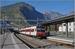 Ein Region Alps RBDe 560 'Domino' erreicht den Bahnhof von Martigny. Die Region Alps Dominos unterschieden sich von den SBB Dominos nicht nur durch die etwas andere Farbgebung und das kleiner 1. Klasse Abteil im Steuerwagen, sondern auch durch die ur ...